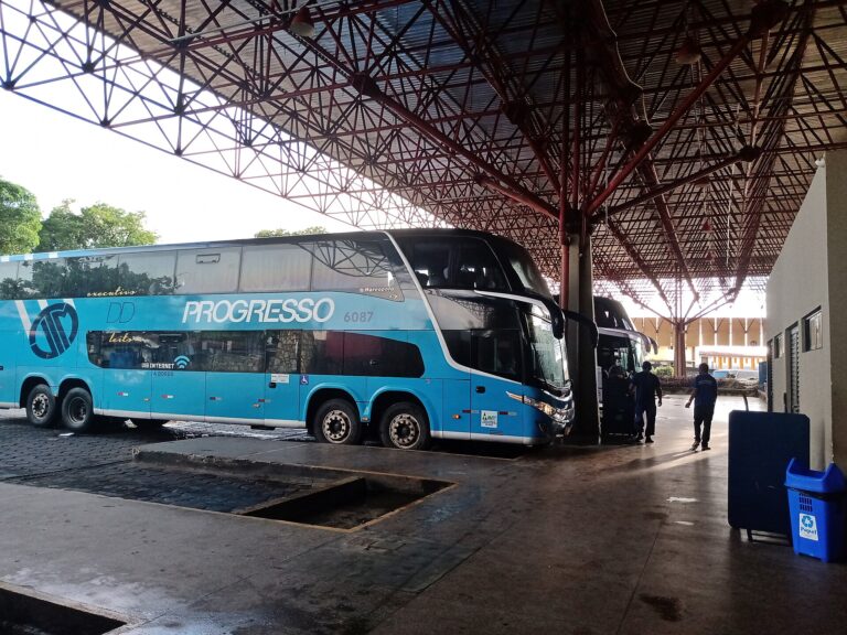 Ônibus em terminal